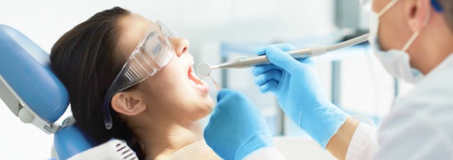 С чем работают врачи при протезировании зубов?