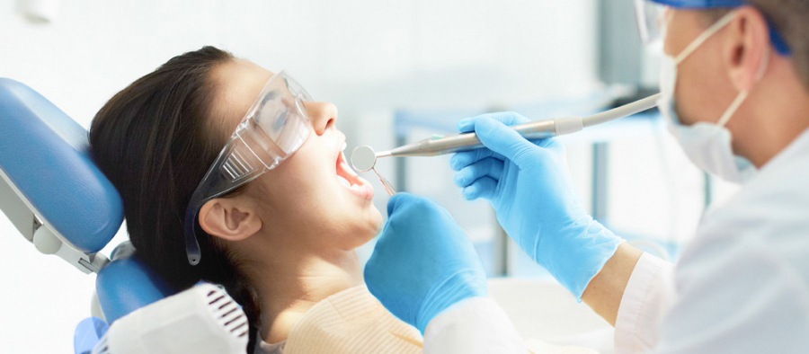 С чем работают врачи при протезировании зубов?