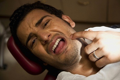 После удаления зуба мудрости болит челюсть. Что делать?